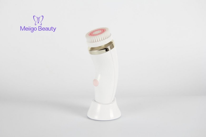 Meiigo beauty sonic facial cleaning brush FC A001 2 866x577 - Face brush with 3 facial cleansing brush heads FC-A001
